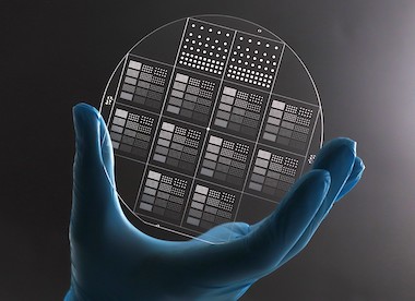 Cell separation in micron-scale wells