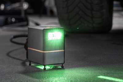 Measuring 7 x 7 x 5 cm, the projector can be integrated into any car.