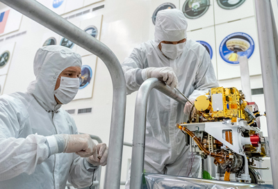 NASA engineers install the SuperCam instrument on Mars 2020's rover.