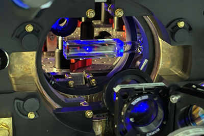 Quione glass cell with strontium gas cloud in the center.