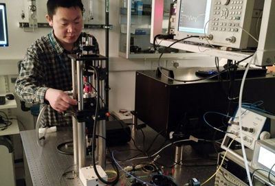 Southampton’s Tongun Liu performs experiments with photonic time crystal.